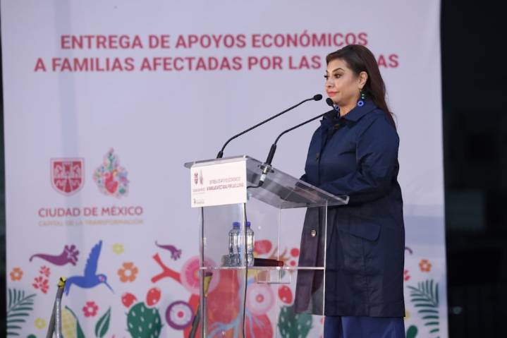 CDMX entrega apoyos a familias afectadas por lluvias en Iztapalapa