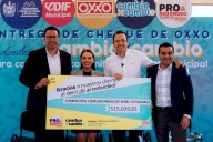 Recibe alcalde cheque del redondeo “Cambio x Cambio” de OXXO para comedores del DIF Municipal