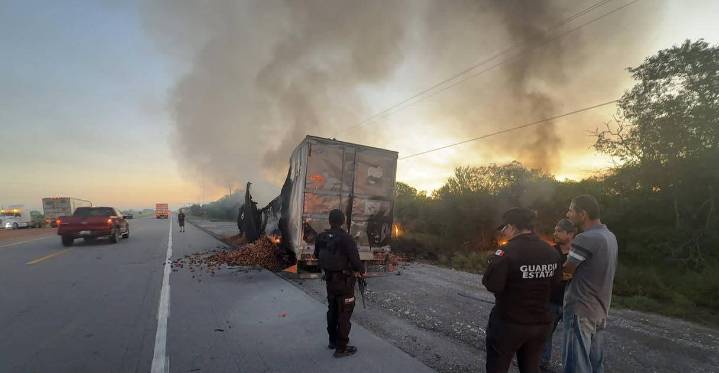 Guardia Estatal brindó seguridad ante incendio de tractocamión