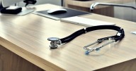 Licencias médicas experimentan en agosto su mayor caída desde que Contraloría destapó escándalo de viajes al exterior