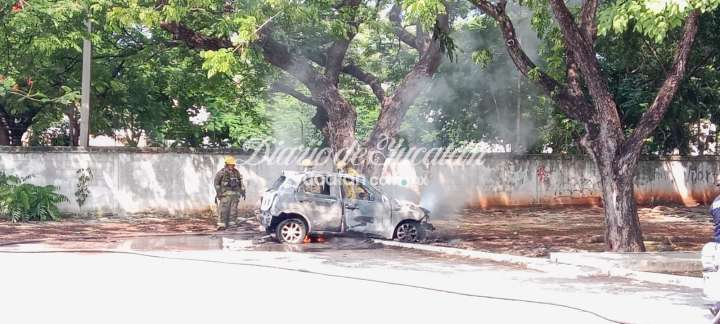 Auto se incendia frente a una secundaria en Pensiones