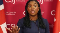Badenoch gana tiempo como líder conservadora ante el declive de la formación