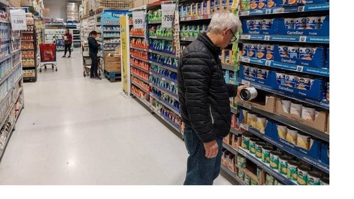 Casi 5 de 10 compradores se endeudan en los súper, según UBA