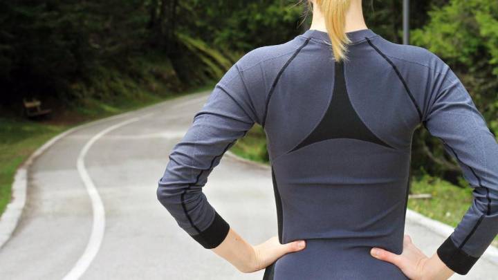 Olvídate del frío: las camisetas térmicas más calentitas para mujer y hombre que querrás llevar este otoño/invierno