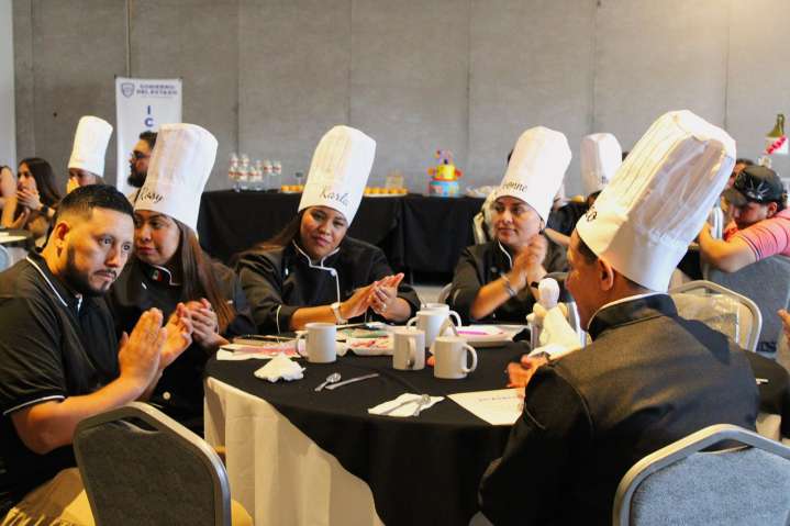 Se gradúan más de 20 técnicos en bebidas y alimentos del Centro Comunitario Altavista