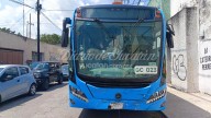 Autobús del “Va y Ven” y una camioneta chocan en el centro de Mérida; hay un lesionado