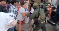 ‘De parte del Cártel Jalisco’: Presuntos miembros del CJNG reparten despensas tras lluvias en Veracruz