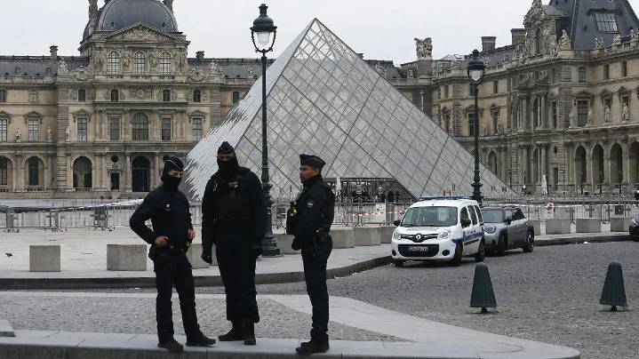 Ladrones roban joyas de valor “inestimable” en el museo de Louvre