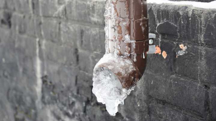 You'll Hate Yourself If You Let Your Pipes Burst In Winter By Forgetting This Task