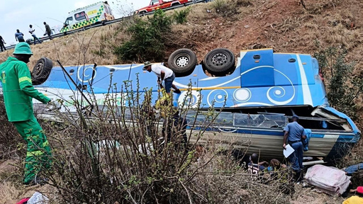 Un accidente de autobús en una región montañosa de Sudáfrica deja al menos 42 muertos