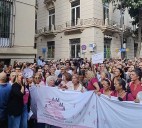 La indignación por el fallo en las mamografías llega a la calle: multitudinaria manifestación ante la Delegación de Salud