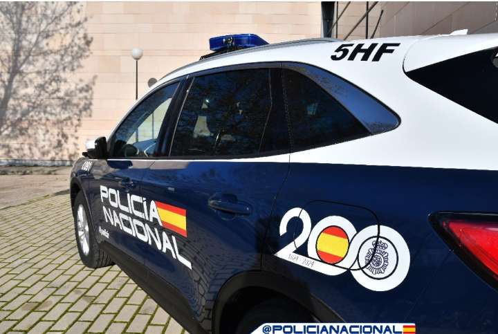 Embiste a un policía con un patinete eléctrico