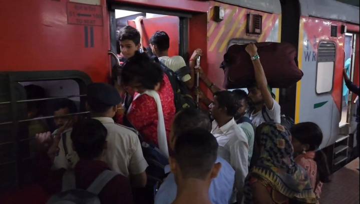 Tatanagar: Rush in Bihar-bound trains for Chhath