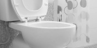Vierte esta mezcla en tu inodoro para eliminar manchas de sarro de manera efectiva