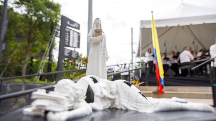 Con sensible escultura, conmemoran en Medellín los 40 años de la toma del Palacio de Justicia