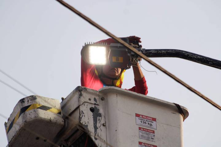 Modernizan lámparas a ritmo de dos por hora en Puebla; suman 14 mil 700 renovaciones durante el último año