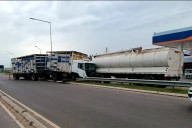 Un camión perdió el control y chocó a otro que estaba estacionado
