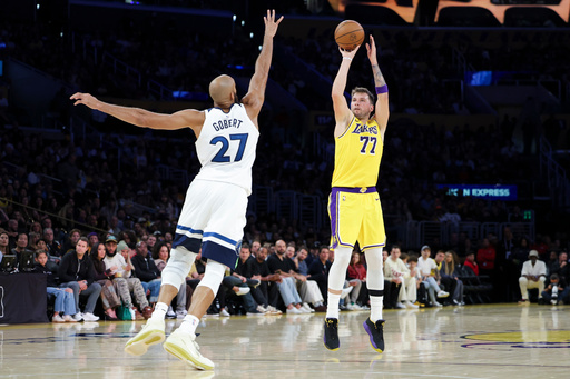 Luka Doncic anota 49 puntos en la victoria 128-110 de los Lakers sobre Timberwolves
