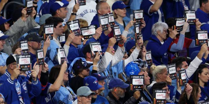 Jonas Brothers play at World Series Stand Up to Cancer moment