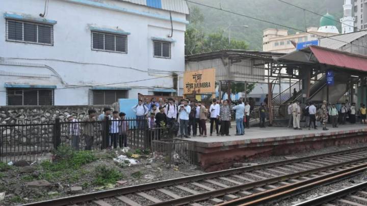 Commuter's 'protruding' backpack behind Mumbra train accident that killed 5: CR