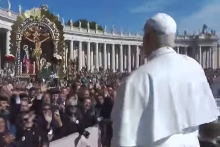 Papa León XIV bendijo imagen del Señor de los Milagros en la plaza San Pedro