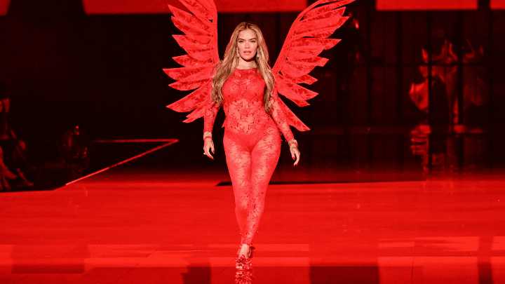 Karol G Deslumbra y se Convierte en un Ángel en el Victoria’s Secret Fashion Show 2025