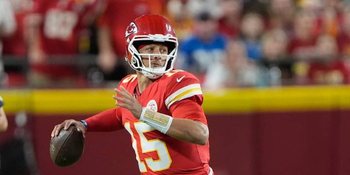 Patrick Mahomes connects with Xavier Worthy for milestone touchdown pass