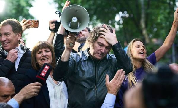 Exclusivo: con Milei pierden hasta los bancos y la confianza en el peso no mejora