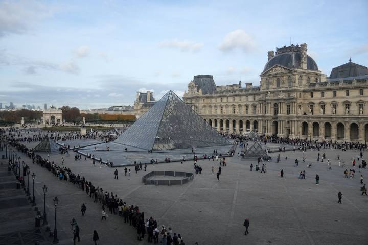 Finding the jewels from the Louvre heist is now down to a race between the police and thieves