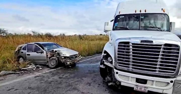 Invade carril y se estrella contra trailer en las Curvas del Perico