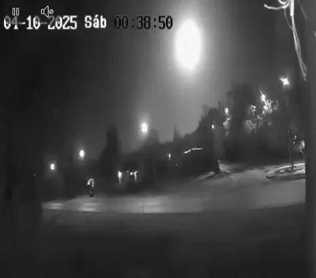 Video de luz misteriosa en la madrugada: ¿meteorito, objeto espacial o fenómeno inexplicable?