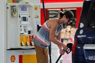 National average gas prices fall below $3 per gallon, lowest since 2020
