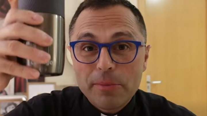 Valentín Aparicio, sacerdote de Toledo, ofrece su desayuno espiritual en Youtube: "Mi algoritmo es el Espíritu Santo"