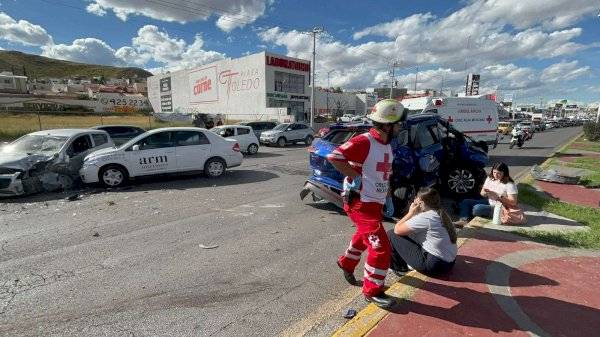 Brinca camellón y choca contra dos carros en el Perijuv