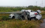 Lesionado al volcar y chocar contra poste