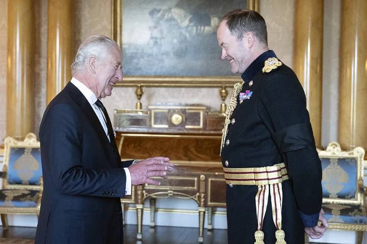 Santander ficha al ex jefe del Ejército británico ante el auge del gasto militar europeo