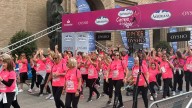 Hasta 15.000 mujeres vuelven "rosas" las calles de Zaragoza con motivo de la Carrera de la Mujer 2025