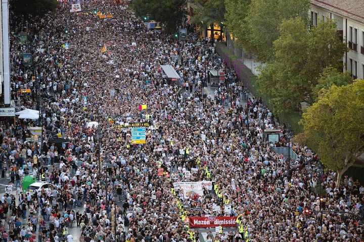 La presión social por la dana se mantiene contra Mazón: miles de personas vuelven a pedir su dimisión tras un año de protestas