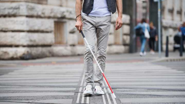 Caminar sin ver por Santander: así se siente vivir un día en la piel de una persona ciega
