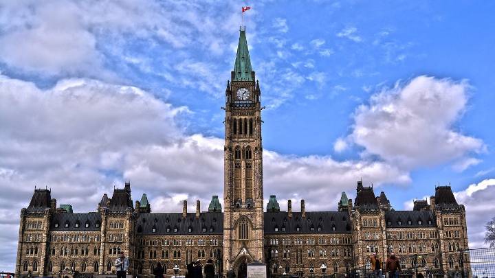 Canada Day Ruined as Stoned Singer Totally Butchers 'Oh Canada'