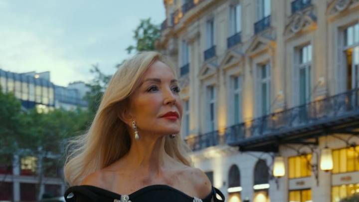 Carmen Lomana firma en Oviedo el dos piezas azul más elegante: chaqueta asimétrica y pantalón recto