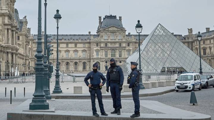 Un robo de película en el Louvre sacude París: ladrones vestidos de obreros, un montacargas y siete minutos para coger un valioso botín