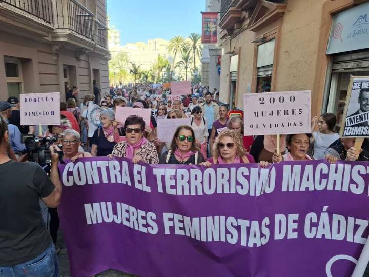 Multitudinaria manifestación en Cádiz contra la Junta por el escándalo de los cribados del cáncer de mama