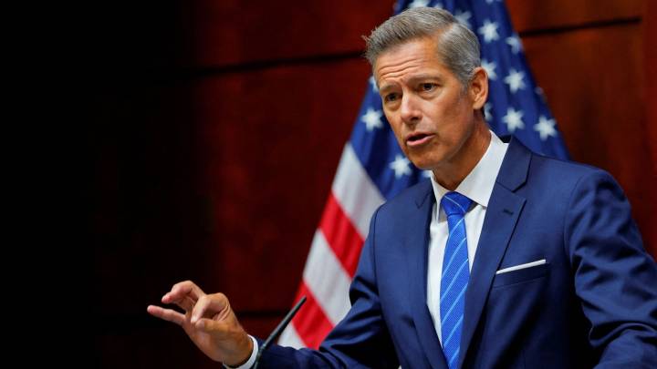 Flight disruptions may worsen as US shutdown continues, warns transport chief
