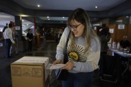 Argentinos votan en España en medio de la polarización por la gestión de Milei