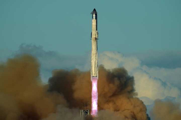 SpaceX makes case for why it will land American astronauts on the Moon