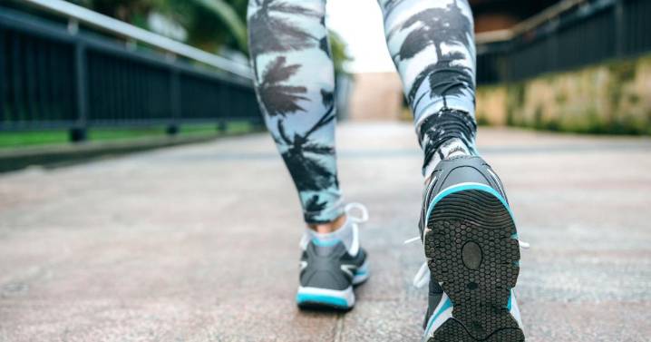 Caminar en reversa puede mejorar la flexibilidad y diversificar ejercicios