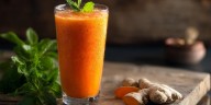 Cómo preparar el jugo de papaya con kion y hojas de menta para limpiar los riñones