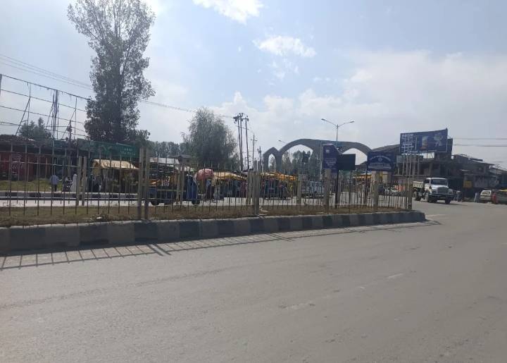 Commuters suffer as Narbal crossing remains choked during peak hours