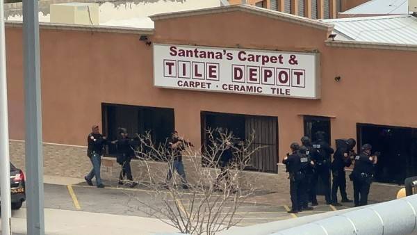 Hombre se atrincherara en un negocio de la calle Dyer